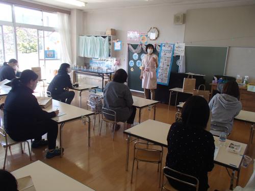 公立幼稚園での減塩講話の様子