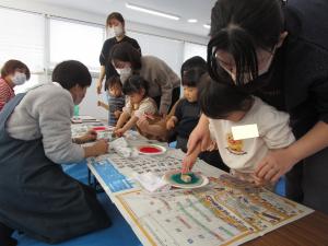 絵画造形スタンプ遊びの様子