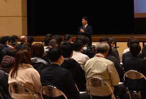 職員へ訓示する山田市長