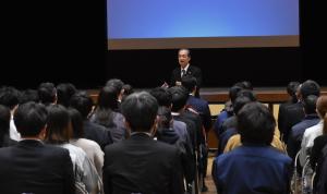 職員へ講義する定野司専任講師