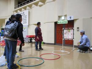 ストラックアウトコーナーでボールを投げている様子