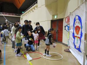 まとあてにボールを投げている様子