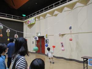 ハンマーで的をたたいている様子