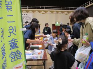 にこマートでお菓子をもらっている様子