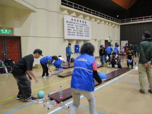 ペットボトルボウリングでボールを投げている様子