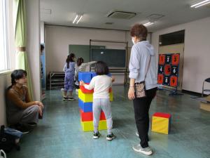 ボランティアはなまるでブロックとストラックアウトで遊んでいる様子