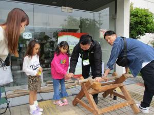 丸太を切っている様子