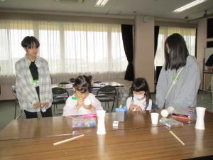 紙コップブーメランを作成している様子