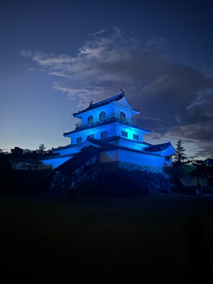 青く光る白石城