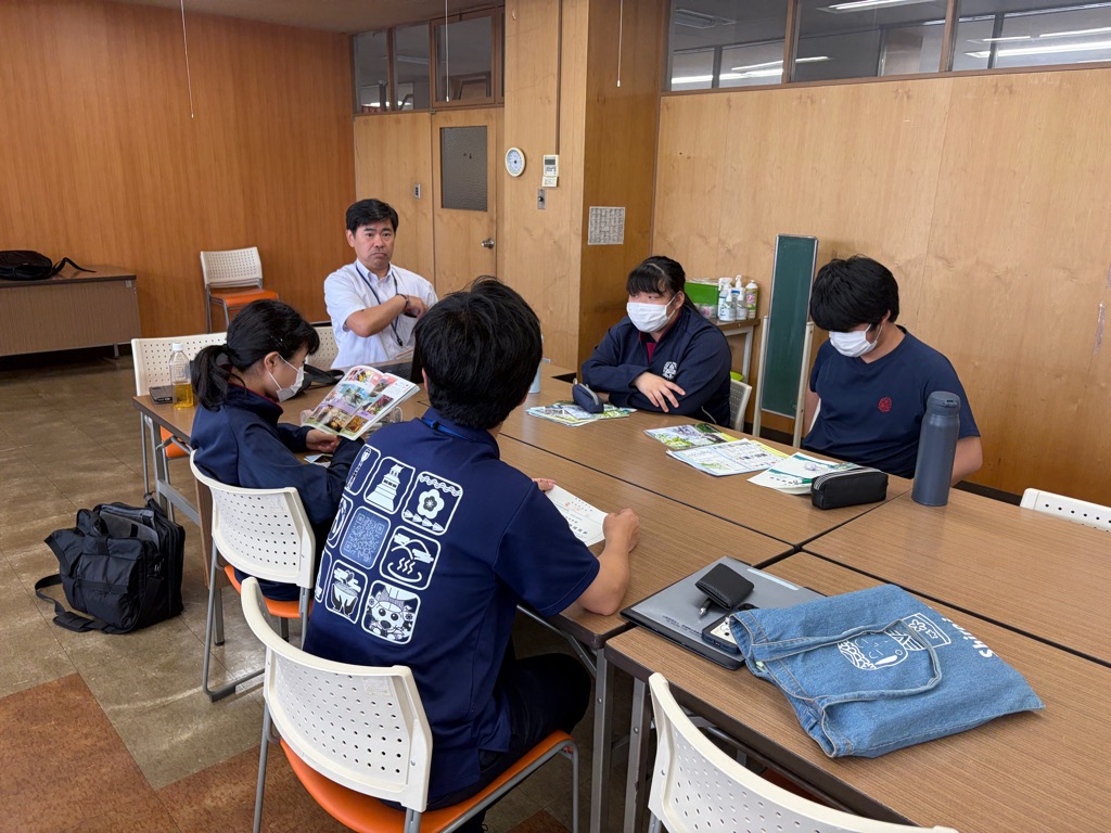 市の担当者、事業者と歓談中